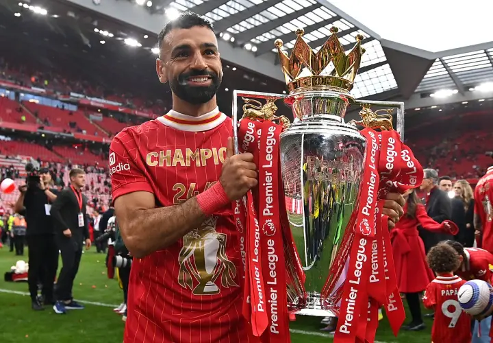 Piłkarz Liverpoolu, król strzelców Premier League, z pucharem mistrzowskim.