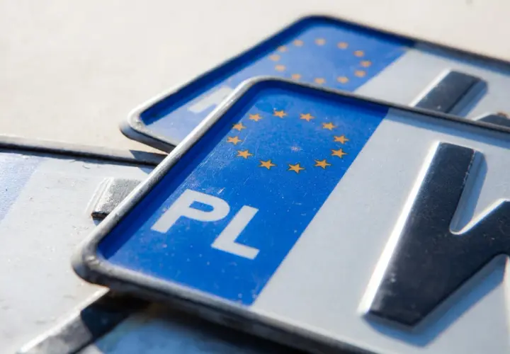 Polskie tablice rejestracyjne z symbolem UE. Zastanawiasz się, ile kosztuje własna rejestracja?
