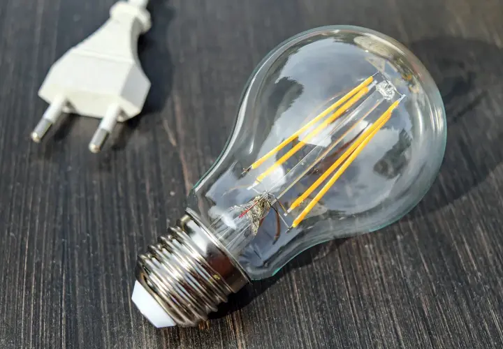 Żarówka LED 9W, ile to wat tradycyjnej? Ta nowoczesna żarówka z widocznymi filamentami jest gotowa do podłączenia.