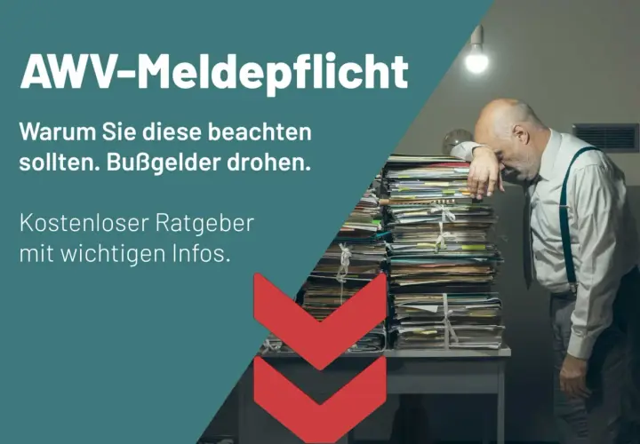 Überforderter Mann neben Aktenberg. AWV-Meldepflicht beachten, um Bußgelder zu vermeiden. Kostenloser Ratgeber mit Infos.