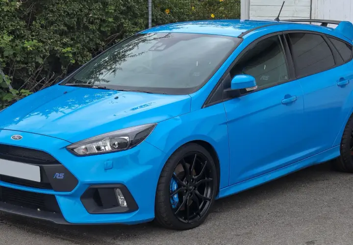 Niebieski Ford Focus MK3 RS z czarnymi felgami i spojlerem. Wiele pozytywnych ford focus mk3 opinie o tym modelu.
