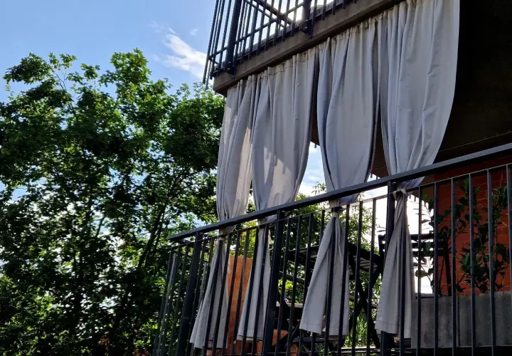 Jak zamontować zasłony na balkonie w bloku - proste sposoby i porady