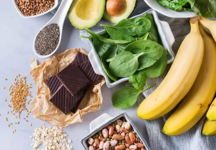 Bananen, Spinat, Avocado, Schokolade, Chiasamen und Bohnen – diese magnesiumhaltigen Lebensmittel sind eine gesunde Wahl.