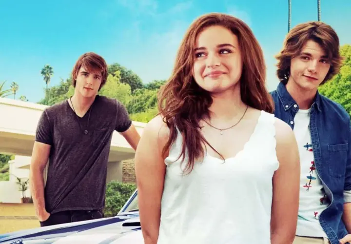 Elle, Noah i Lee – główna obsada The Kissing Booth – pozują na tle słonecznego dnia.