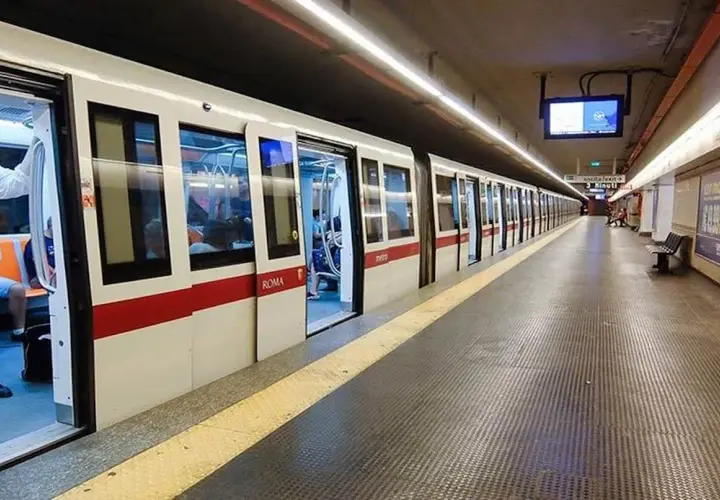 Un treno della metro di Roma attende i passeggeri un venerdì sera. Le porte sono aperte, invitando a salire per un viaggio nella capitale.
