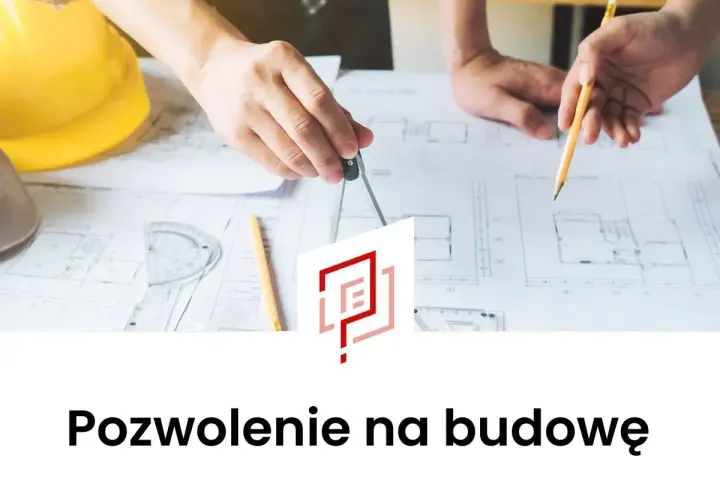 Ręce kreślące plany budowlane z cyrklem i ołówkiem, żółty kask budowlany.