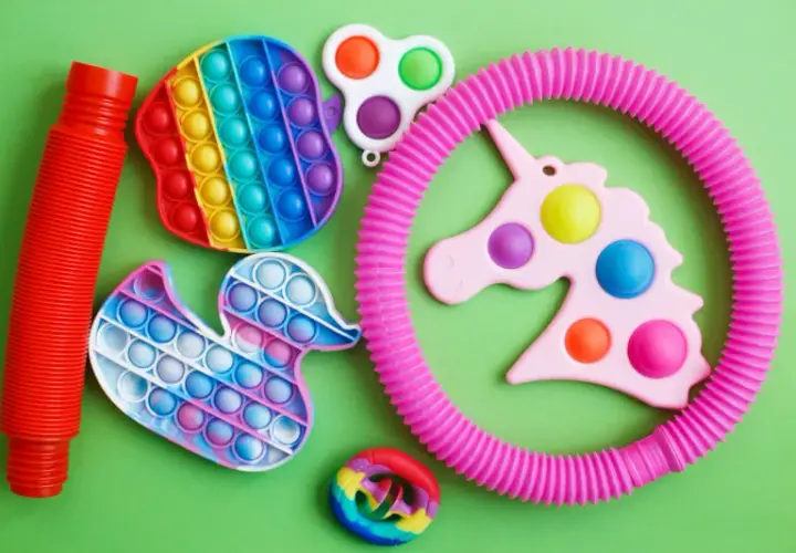 Zabawki sensoryczne: Jak stworzyć lub wybrać bezpieczny handmade?