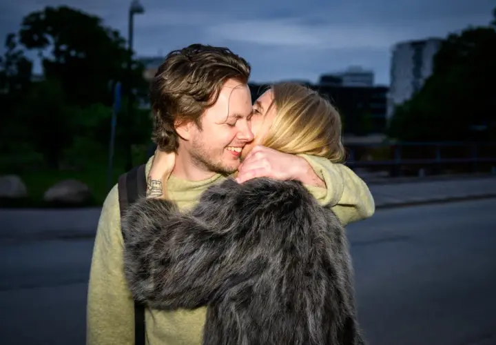 Amanda Romare och Emil omfamnar varandra i skymningen.