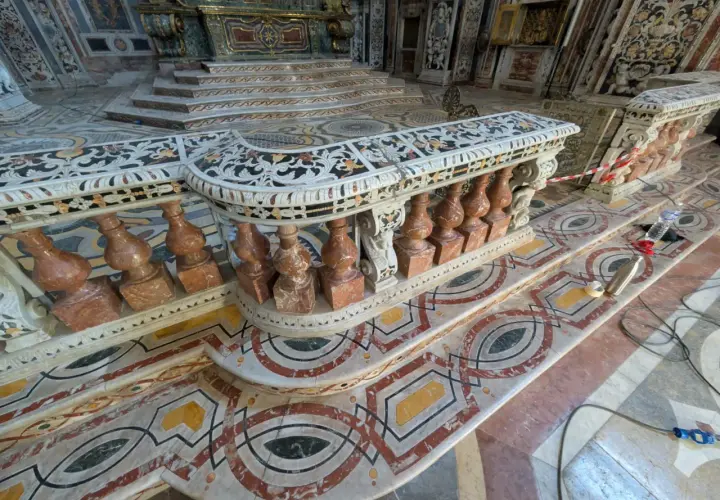 Interno di chiesa con pavimenti e balaustre decorate con vari tipi di marmi antichi, in stile barocco.