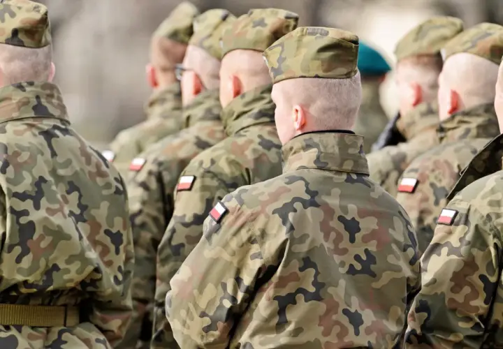 Żołnierze w mundurach polowych, gotowi do służby. To obraz dobrowolnej zasadniczej służby wojskowej.