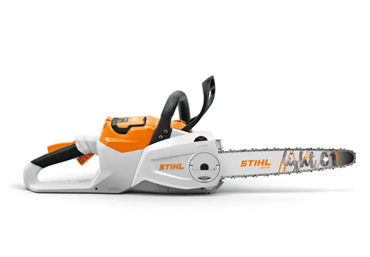 Biało-pomarańczowa piła łańcuchowa Stihl. Czy jest lepsza od Husqvarna? Ta piła wygląda na lekką i poręczną.