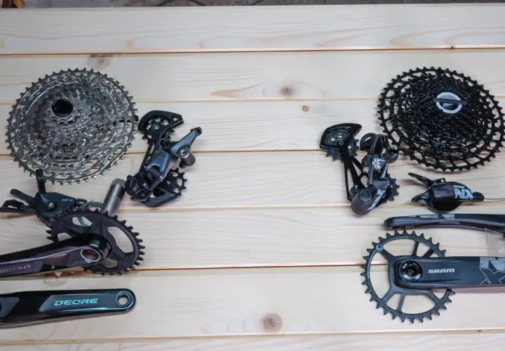 Porównanie grup osprzętu rowerowego: SRAM vs Shimano. Widoczne kasety, przerzutki, korby i manetki.
