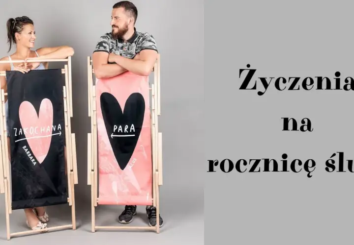 Para zakochanych na tle leżaków z sercami. Idealne życzenia na 1 rocznicę ślubu dla Barbary i Jacusa.