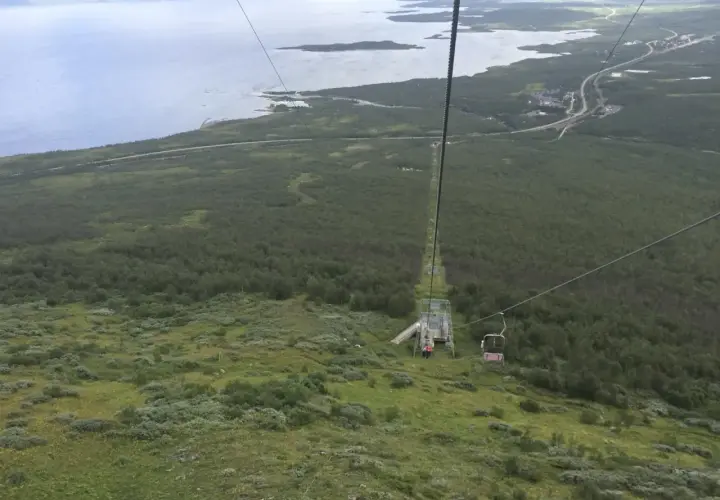 Vy från linbanan över Abiskos fjällandskap. Perfekt för en vandring i Abisko 3 dagar med fantastisk utsikt över sjö och skog.