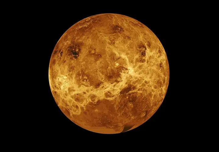 Pomarańczowa Wenus, planeta bez księżyców, w kosmicznej czerni.