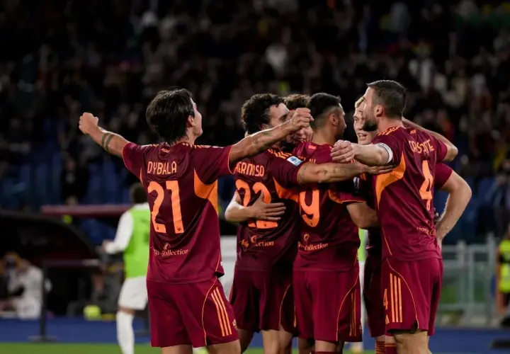 Piłkarze AS Roma świętują zwycięstwo nad Como 1907. Dybala (21) i koledzy cieszą się z sukcesu.