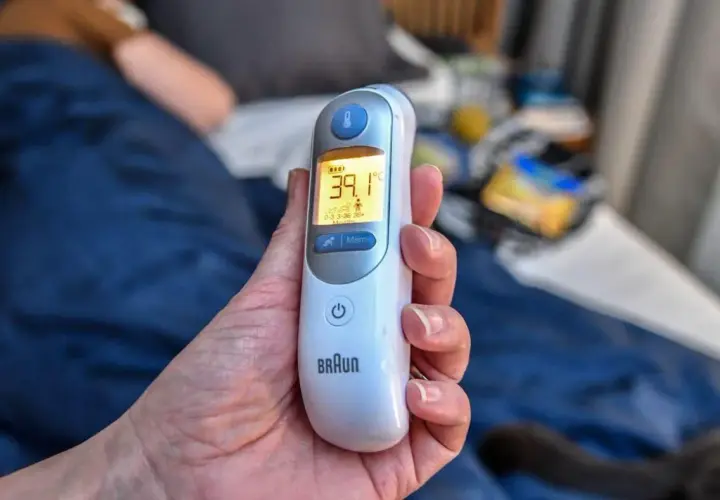 Digital termometer visar 39.1°C. Ett barn med 40 graders feber utan andra symtom kan vara oroligt.