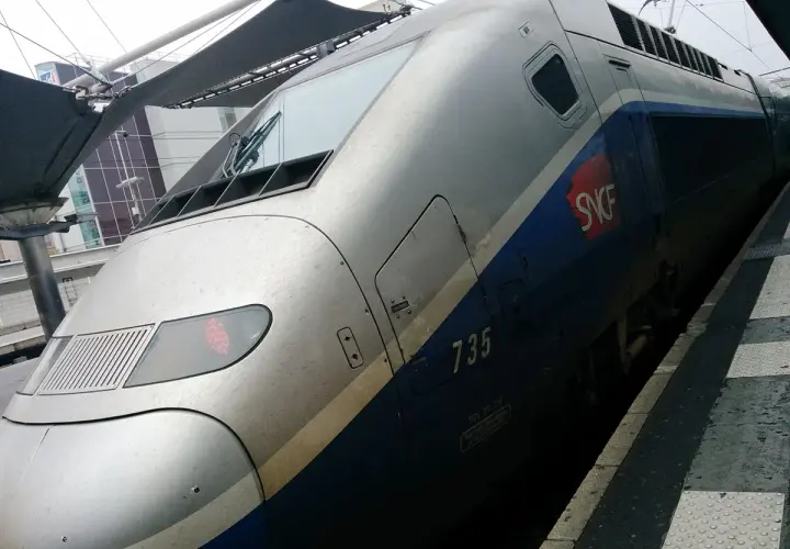 Tren TGV de la SNCF listo para salir hacia París. Su diseño aerodinámico y el número 735 en su costado anuncian un viaje rápido.
