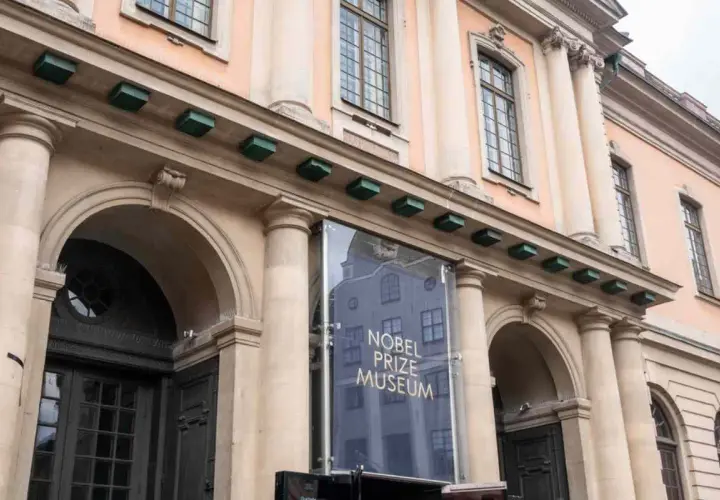 Fasad med pelare och valv leder till Nobel Prize Museum.