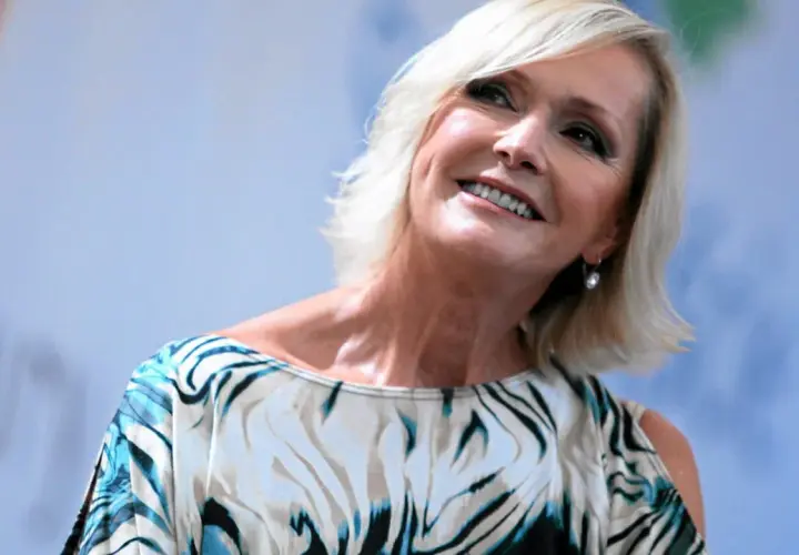 Uśmiechnięta Helena Vondráčková w bluzce z wzorem przypominającym zebrę, z blond włosami i kolczykiem w uchu.