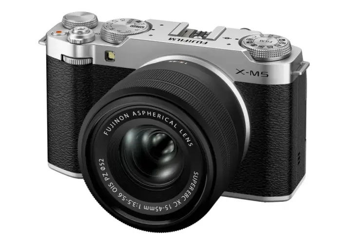 Srebrny aparat Fujifilm X-M5 z obiektywem Fujinon. Ten aparat Fujifilm pełna klatka jest gotowy do uchwycenia Twoich najlepszych ujęć.