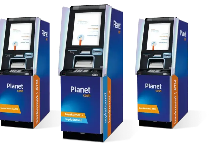 Trzy bankomaty Planet Cash. Jeden z nich oferuje wpłatomat, co pozwala na wygodne zarządzanie finansami.