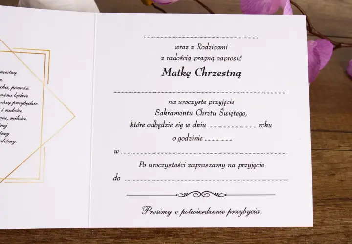 Eleganckie zaproszenie na chrzest z ozdobnym złotym wzorem i tekstem.