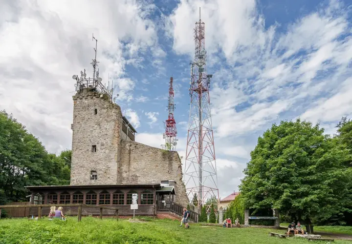 Kamienna wieża i dwie wysokie wieże telekomunikacyjne na szczycie Chełmiec.