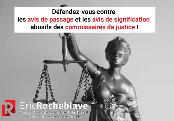 Statue de la Justice et balance, avec un texte sur les avis de signification abusifs des commissaires de justice.