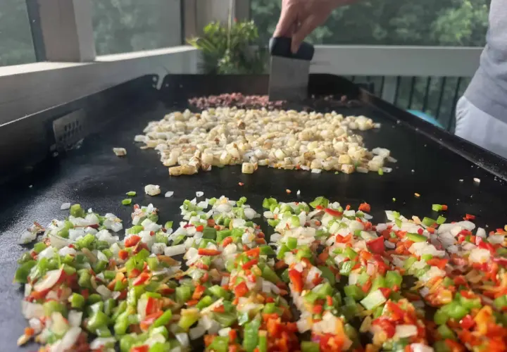 Patatas baby dorándose en la plancha junto a pimientos picados. ¡Un desayuno perfecto!
