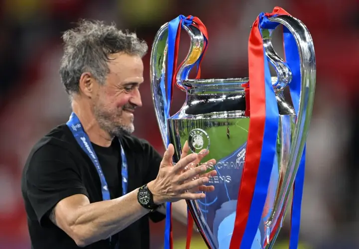 Luis Enrique z pucharem Ligi Mistrzów. Trener, który prowadzone drużyny do zwycięstwa, cieszy się z trofeum.