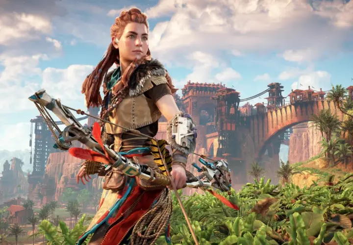 Aloy z łukiem w dłoni, gotowa do walki w świecie Horizon Zero Dawn Remastered. W tle widać imponujący most i ruiny starożytnej cywilizacji.
