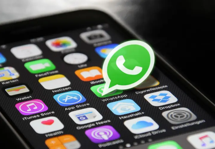 Ikona WhatsApp na ekranie smartfona. Dowiedz się, jak dzwonić przez internet, korzystając z tej popularnej aplikacji.