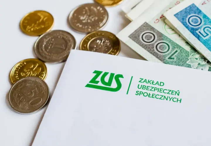 Monety i banknoty obok dokumentu ZUS. Zastanawiasz się, ile można dorobić na rencie?