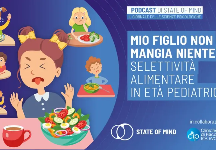 Bambini con espressioni disgustate davanti a piatti di verdura, simbolo di selettività alimentare. Un bambino è un picky eater.