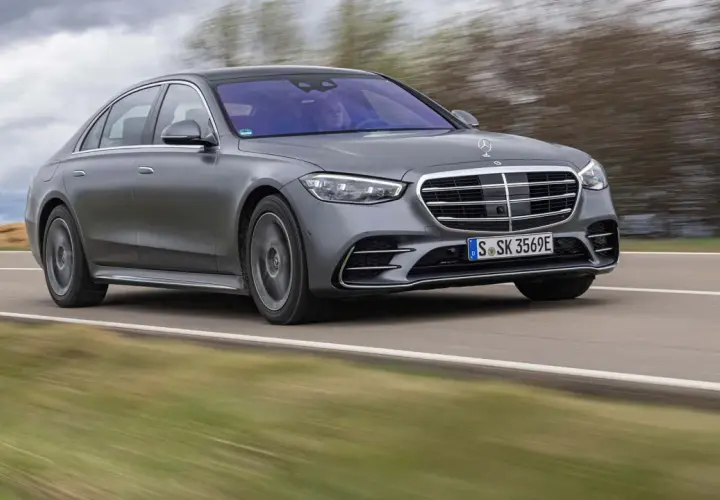 Grauer Mercedes fährt auf der Straße. Selbst bei möglichen Mercedes 4MATIC Problemen bietet er Fahrkomfort.