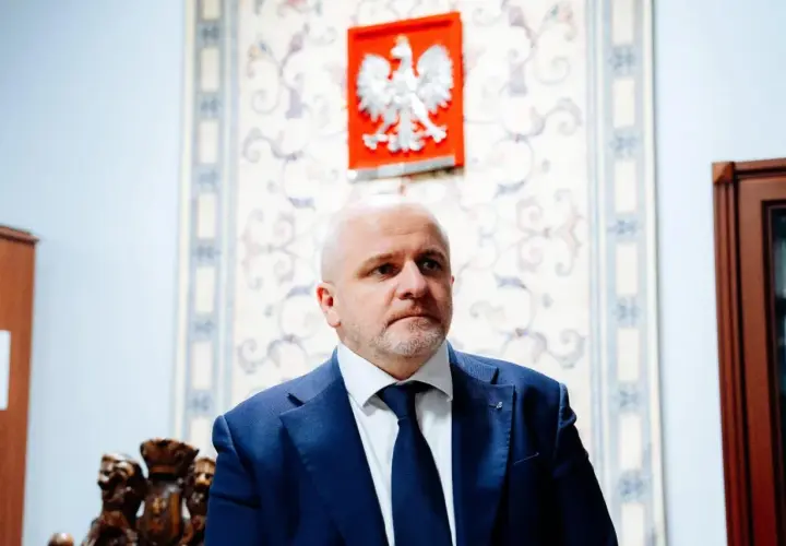 Paweł Kowal w garniturze, na tle godła Polski. To obraz z prawdziwej historii listu Pawła Kowala do działaczy o "odnowie" struktur partii.