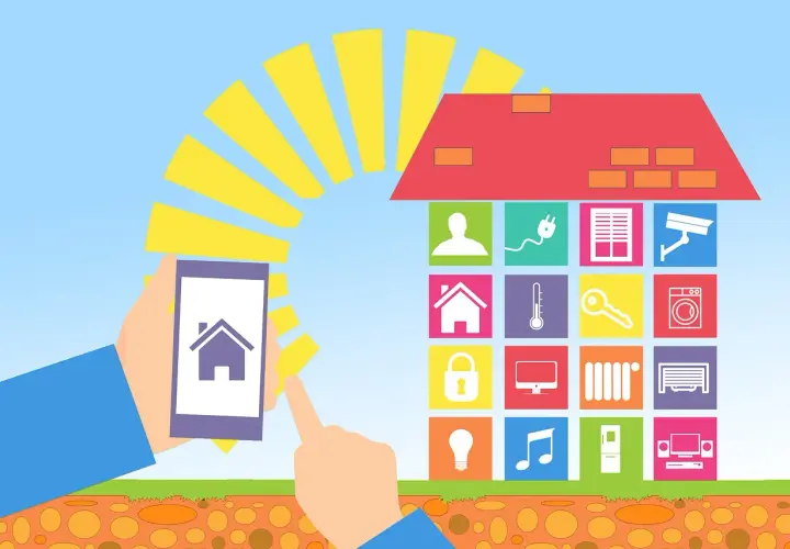 Mano con smartphone controla casa inteligente con iconos de domótica, ilustrando ventajas y desventajas.