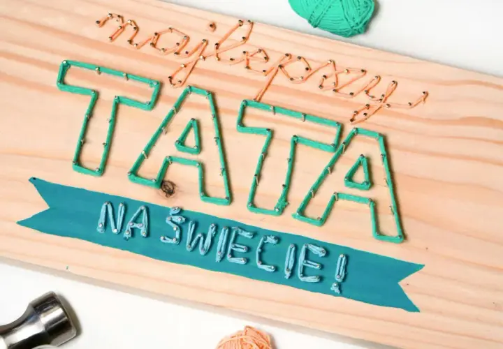 Najlepszy tata na świecie! DIY prezent na Dzień Ojca zrobiony z sznurka i gwoździ na drewnianej desce.