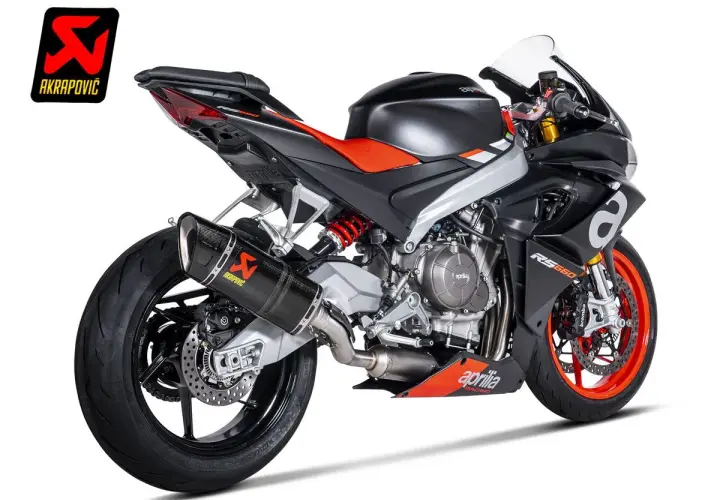 Aprilia RS 660 con escape Akrapovič, lista para el escape de la rutina.