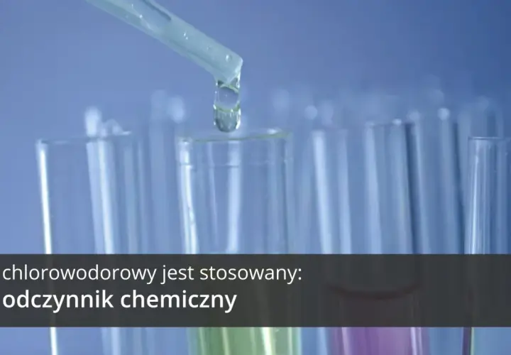 Kwas chlorowodorowy (HCl) jako odczynnik chemiczny w laboratorium. Kropla cieczy spada do probówki.