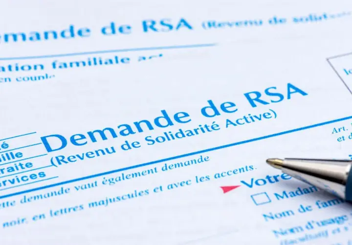 Formulaire de demande de RSA (Revenu de Solidarité Active). Un stylo est prêt à remplir le montant net.