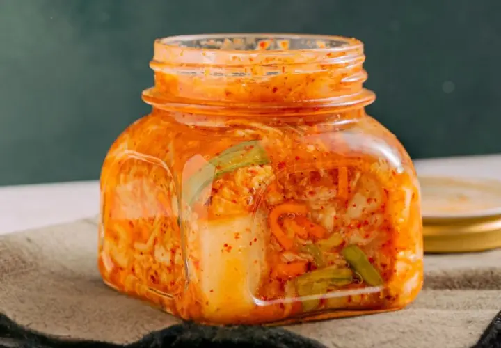 Słoik domowego kimchi, gotowy do fermentacji. Idealny przepis na kimchi po polsku.