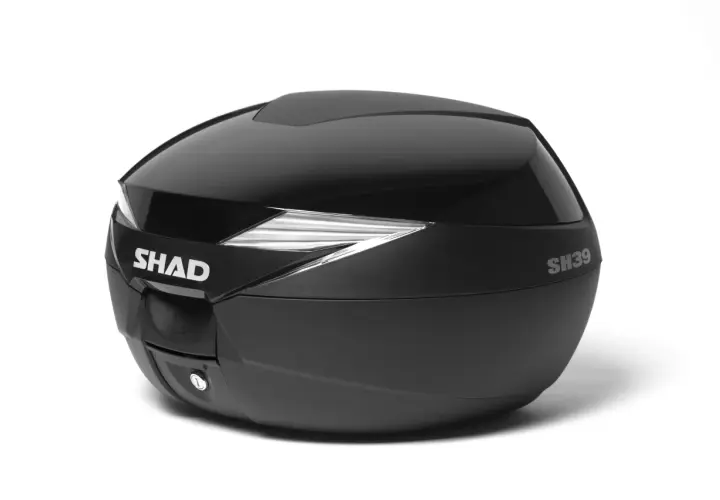 Baúl SHAD SH39 negro brillante, con logo plateado y detalles reflectantes. Ideal para llevar tus pertenencias en moto.