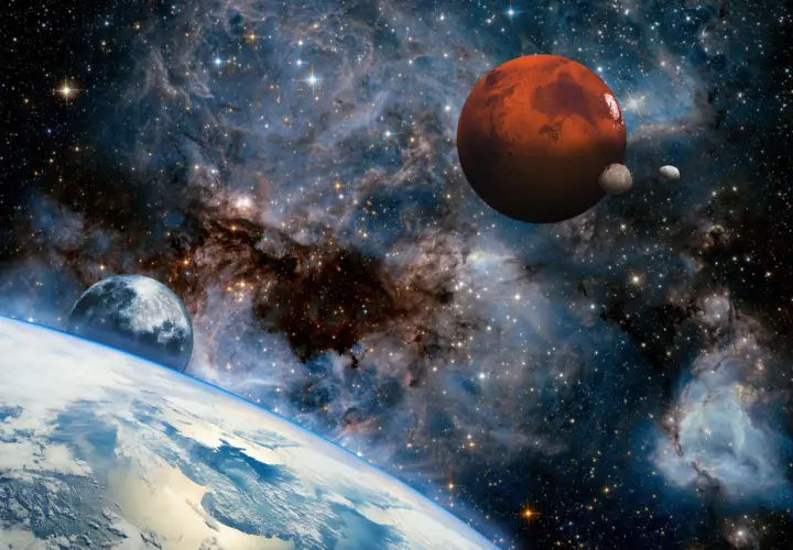 Czerwona planeta Mars w otoczeniu gwiazd i mgławic, z Ziemią i Księżycem w tle.