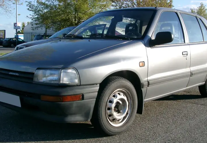 Srebrny Daihatsu Charade stoi na parkingu.