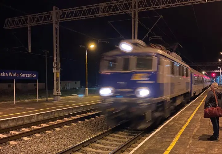 Nocny pociąg korsarz mija stację Wola Karsznice.