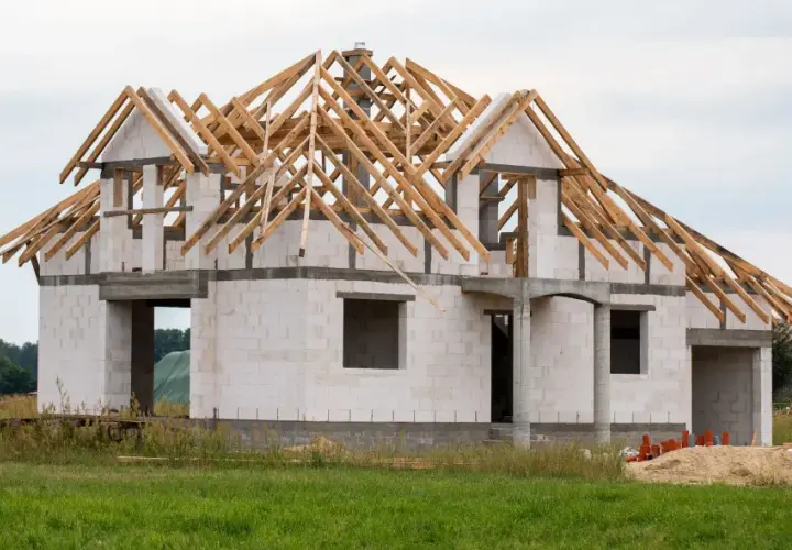Ile kosztuje budowa domu 50m2? Zaskakujące wydatki, które musisz znać