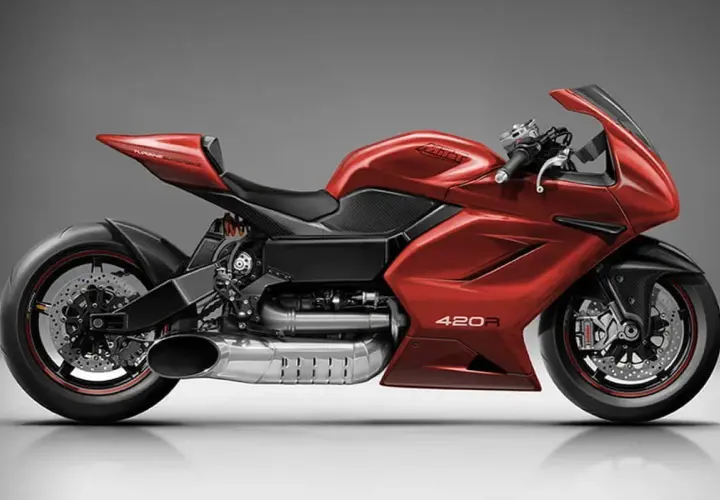 Motocicleta deportiva roja brillante, modelo MTT 420-RR, con detalles en fibra de carbono y escape cromado.