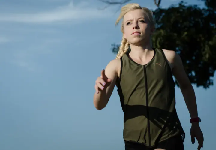 Zdeterminowana biegaczka z warkoczem, gotowa na wyzwanie, jak przebiec 10 km.